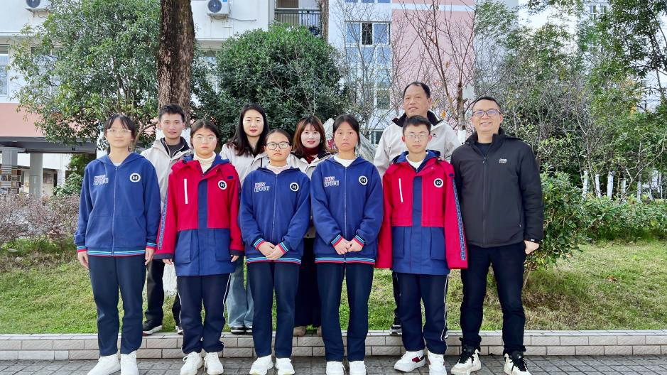 122cc太阳集成游戏新材王旭映董事长情系广元外国语学校贫困学子