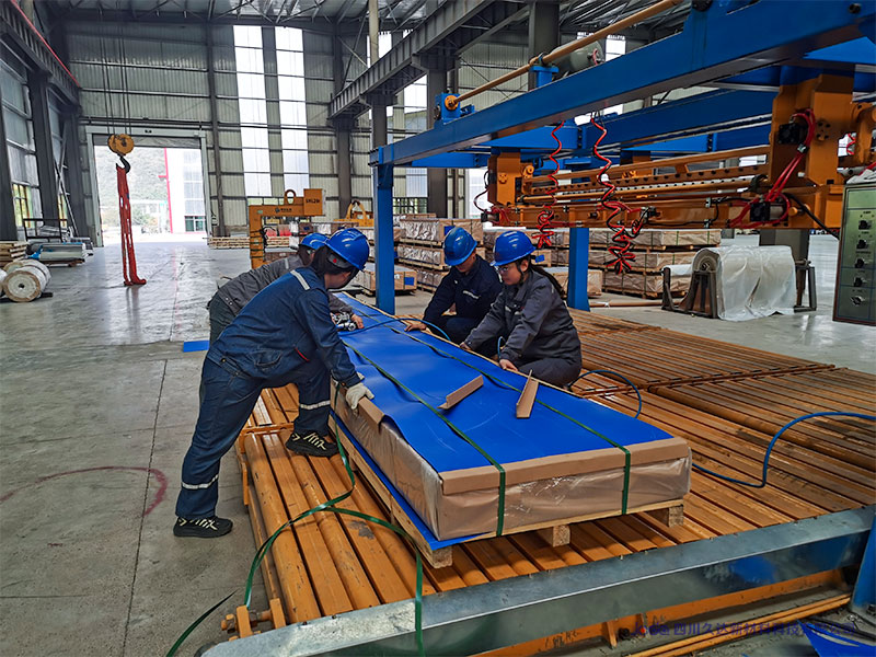 常见的铝板质量问题有油渍，刮痕。